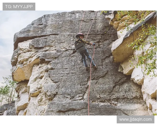 广州极限运动队在世界攀岩锦标赛中以99分稳居积分榜首位