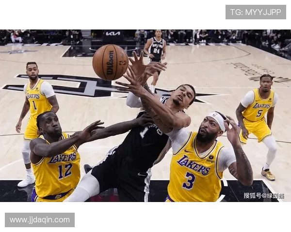 奇才与活塞激战正酣 新赛季对决引发球迷热议